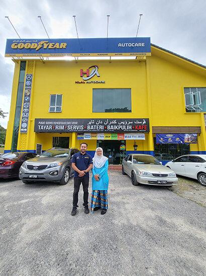 Hilal Autocare (Goodyear Autocare, Kelantan) - pemilik di depan bengkel, pelanggan WebMax
